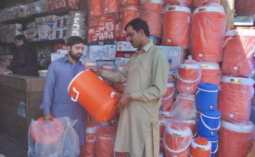 لاہور: ایک شہری موسم گرمی کی آمد کے باعث دکان سے پانی والا ..