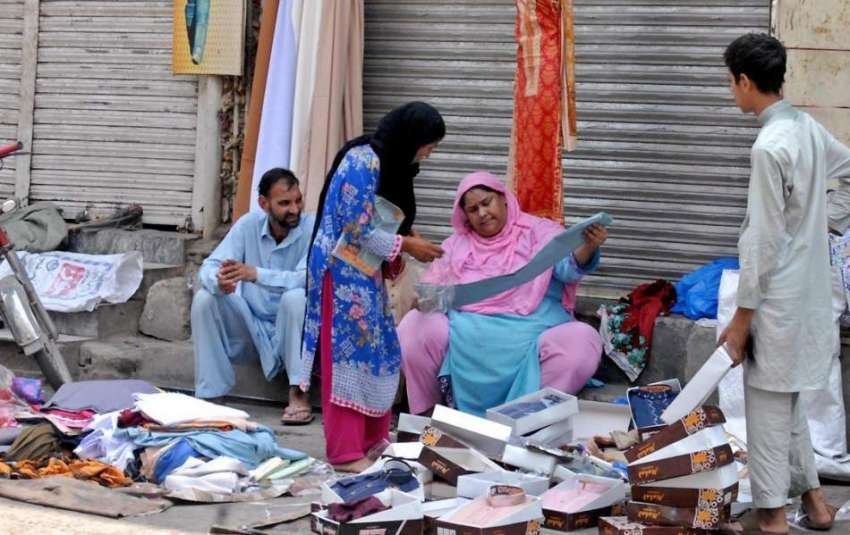 راولپنڈی: بوہڑ بازار میں روڈ کنارے ایک محنت کش خاتون گھر ..