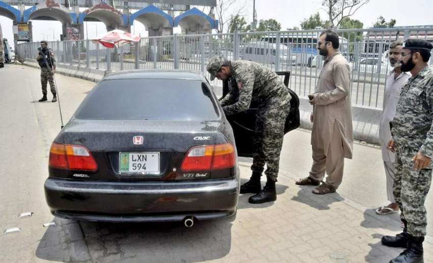 لاہور: سیکیورٹی اہلکار شہر میں داخل ہونیوالی گاڑی میں سوار ..