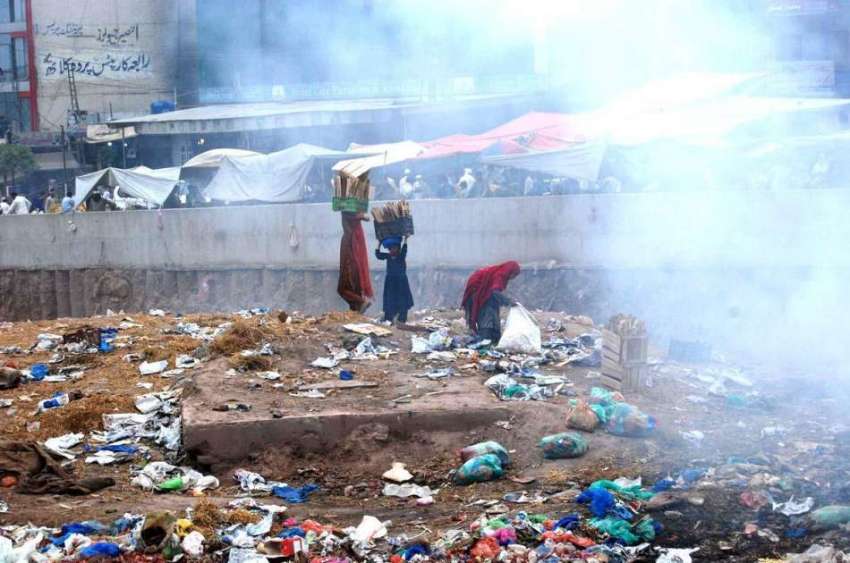 اسلام آباد: خانہ بدوش خواتین کچرے کے ڈھیر سے کارآمد اشیاء ..