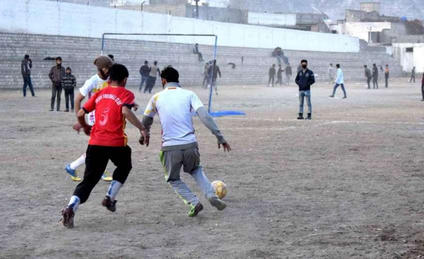 گلگت: شاہی پولو گراؤنڈ میں کھیلے جانیوالے فٹبال میچ کا منظر۔
