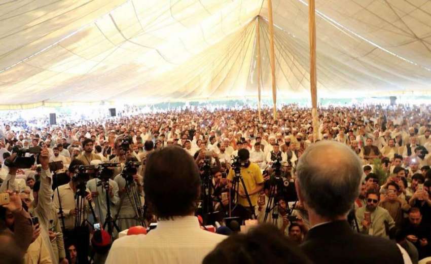 پشاور: چیئرمین پی ٹی آئی عمران خان فاٹا کنونشن سے خطاب کر ..