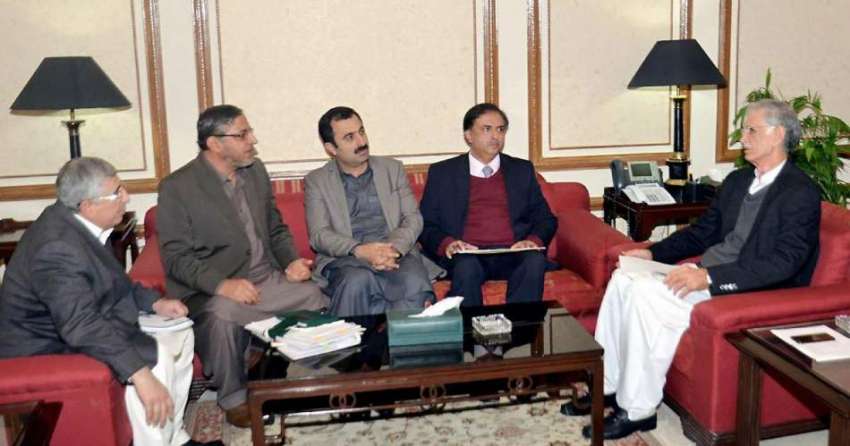 پشاور: وزیراعلیٰ خیبر پختونخوا پرویز خٹک مساجد کے لیے سولرز ..