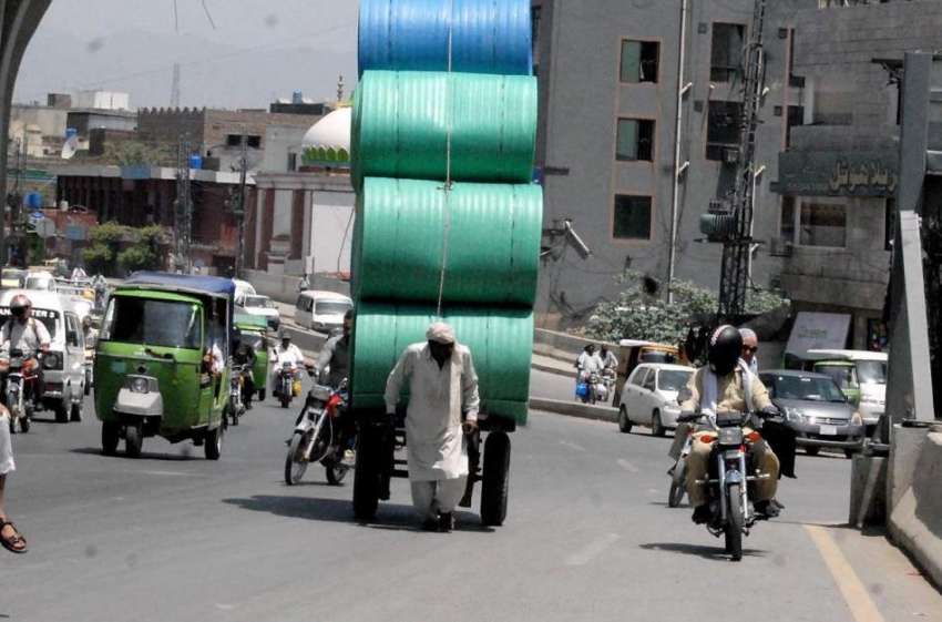 راولپنڈی: محنت کش سخت دھوپ میں ریڑھے پر سامان لادھے منزل ..
