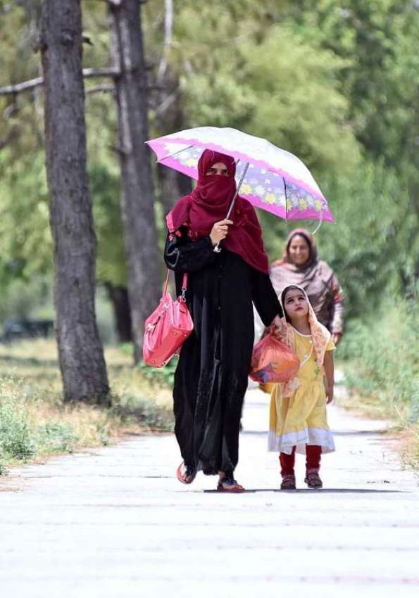 اسلام آباد: وفاقی دارالحکومت میں ایک خاتون اپنے بچی کے ہمراہ ..