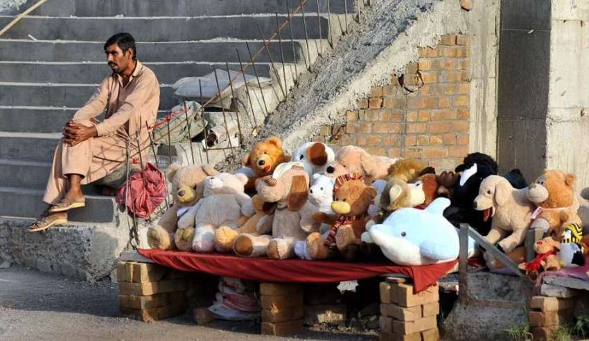 راولپنڈی: محنت کش بچوں کے کھلونے فروخت کرنے کے لیے سڑک کنارے ..