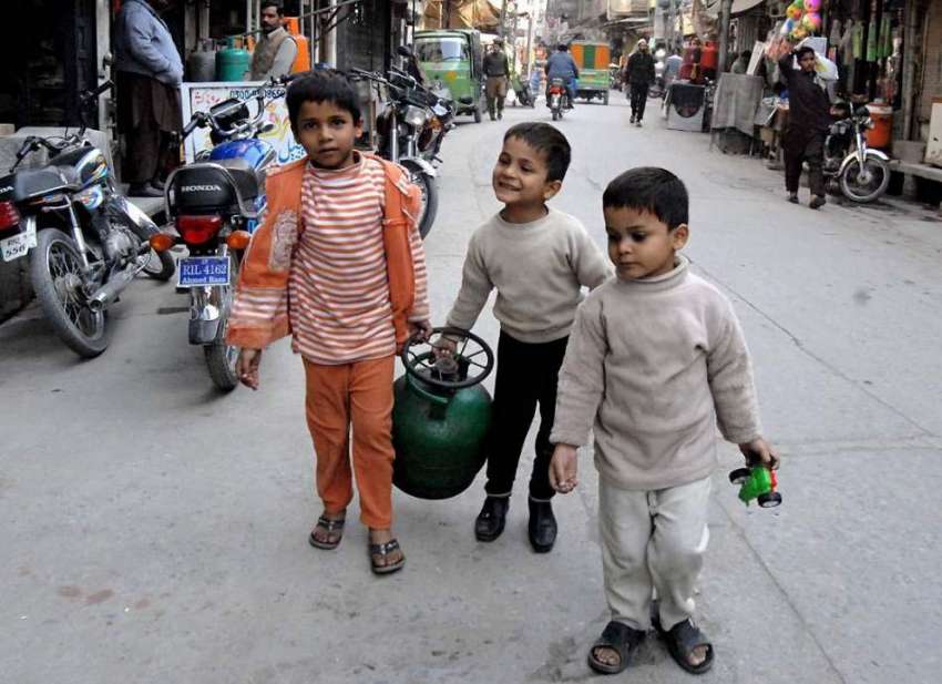 راولپنڈی: بھابڑا بازار کے علاقہ میں گیس بندش کے باعث کمسن ..