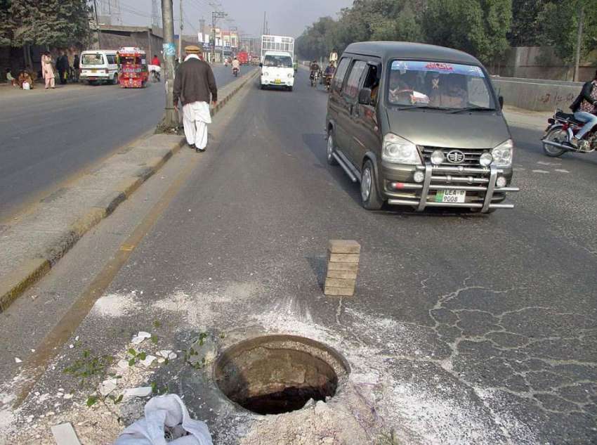 فیصل آباد: سرگودھا روڈ پر کھلا مین ہول کسی حادثے کا سبب بن ..