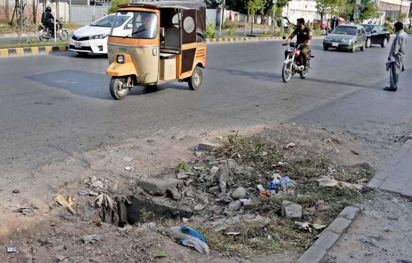 راولپنڈی: مریڑ چوک کے قریب کھلا مین ہول کسی حادثے کا باعث ..