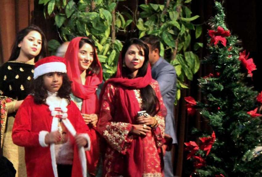 راولپنڈی: کرسمس کے حوالے سے مقامی چرچ میں بچیاں تصویر بنوا ..