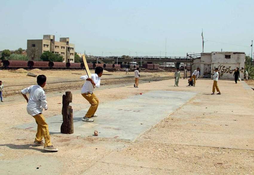 حیدر آباد: نوجوان ریلوے ٹریک کے قریب کرکٹ کھیل رہے ہیں۔