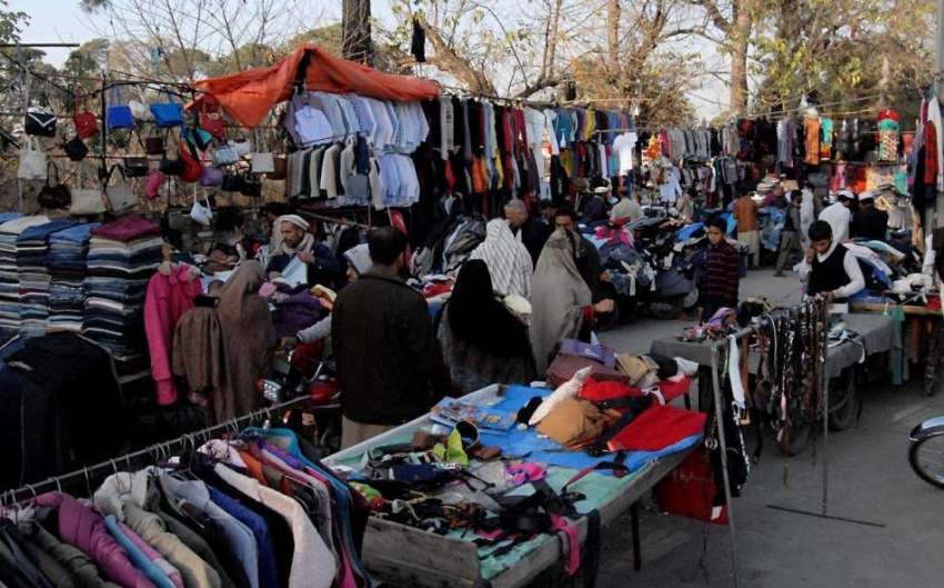 راولپنڈی: شہری ہفتہ وار جمعہ بازار سے خریداری کر رہے ہیں۔
