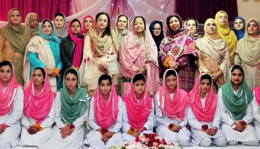 راولپنڈی: مقامی کالج میں منعقدہ نعتیہ محفل کے موقع پر طالبات ..