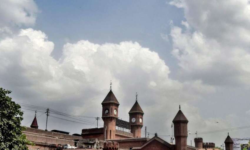 لاہور: صوبائی دارالحکومت میں دوپہر کے وقت آسمان پر بادل ..