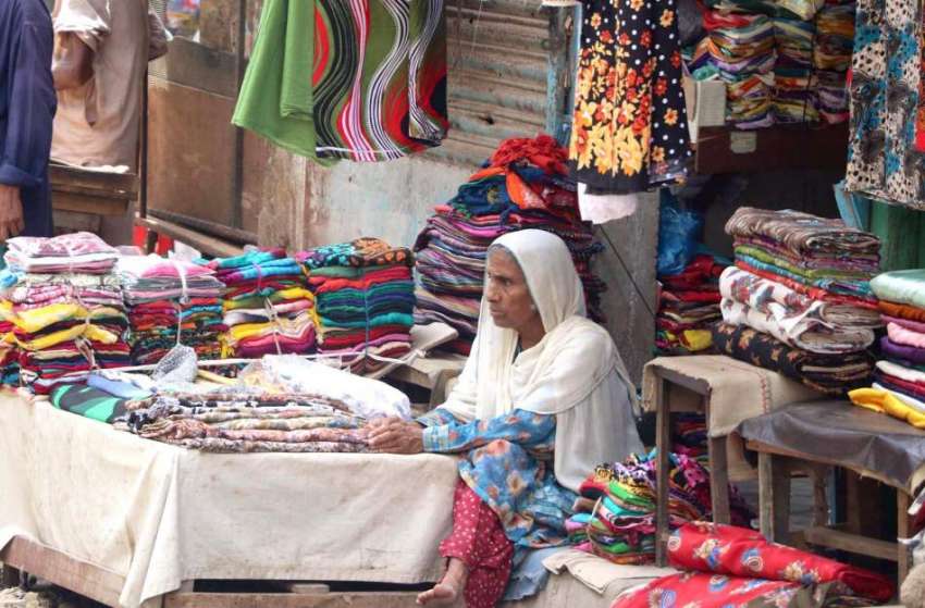 کراچی: ایک معمر محنت کش خاتون گھر کی کفالت کے لیے کپڑے کا ..