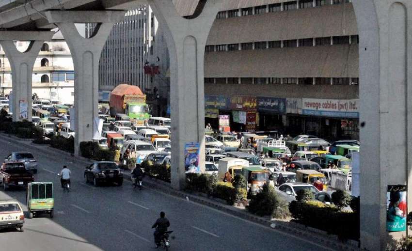 لاہور: ٹریفک پولیس کی نااہلی کے باعث مری روڈ پر شدید ٹریفک ..