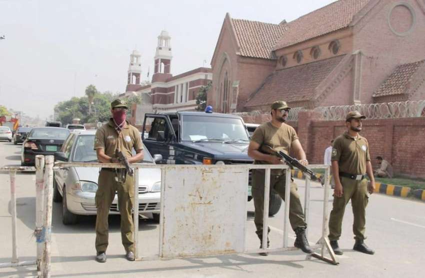 لاہور: سپریم کورٹ رجسٹری کے باہر پولیس اہلکار الرٹ کھڑے ..