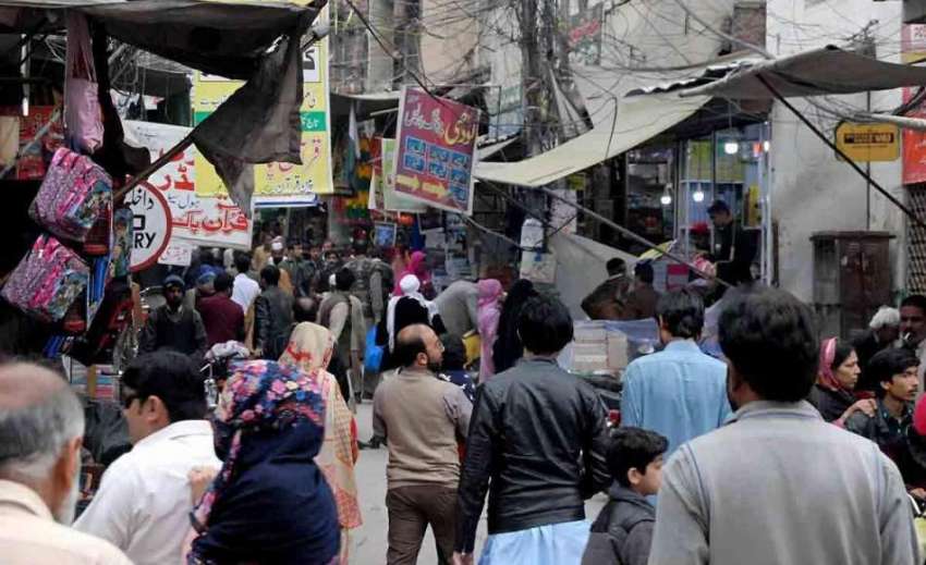 راولپنڈی: اردو بازار میں کتابیں خریدنے والوں کا ہجوم۔