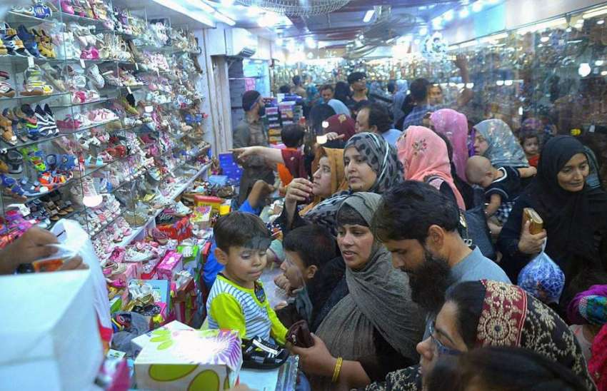 حیدر آباد: عید کی تیاریوں میں مصروف خو اتین بچوں کے جوتے ..