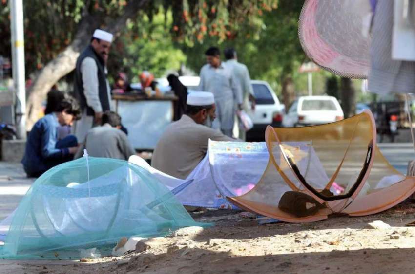 اسلام آباد: وفاقی دارالحکومت میں ایک محنت کش فروخت کے لیے ..
