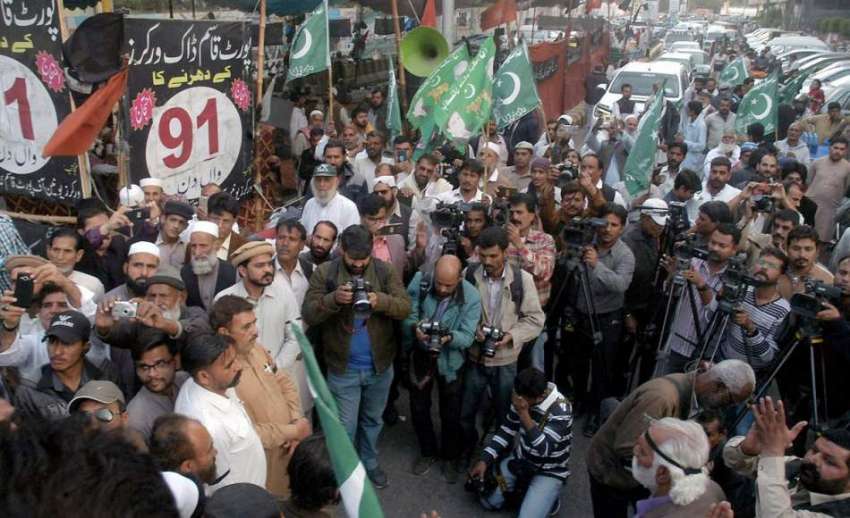 کراچی: کراچی پریس کلب کے سامنے مسلم لیگ (ن) سندھ کے صدر شاہ ..