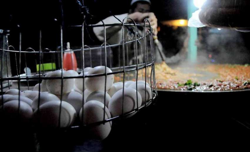 اسلام آباد: ریڑھی بان ستارہ مارکیٹ روڈ پر قیمہ انڈا فروخت ..
