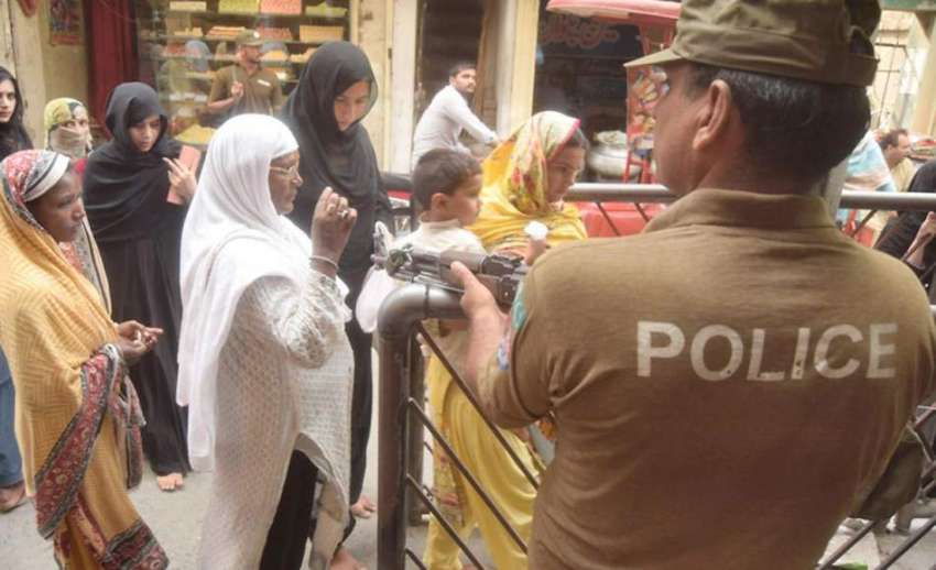 لاہور: پولیس اہلکار بی بی پاکدامن کے مزار کے باہر الرٹ کھڑا ..