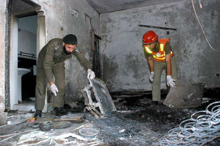 پشاور: مقامی ہوٹل میں گیس دھماکہ کے بعد ریسکیو اہلکار شواہد ..