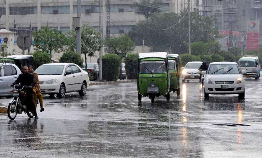 لاہور: شہر میں ہونیوالی بارش کے بعد ٹریفک رواں دواں ہے۔