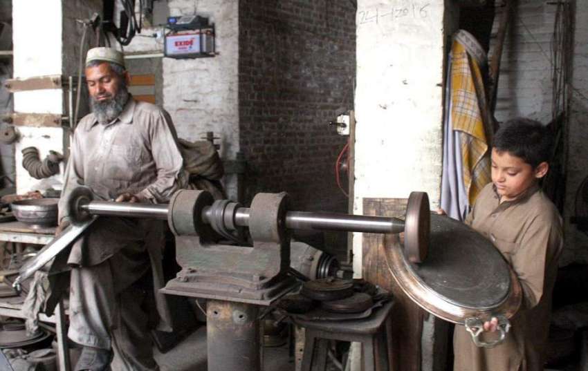 پشاور: مزدورں کے عالمی دن سے بے خبر ایک بچے کام میں اپنے والد ..