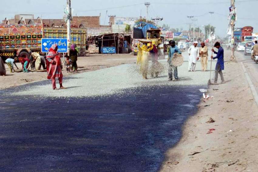 فیصل آباد: مزدو جھنگ روڈ پر سڑک کے تعمیراتی کام میں مصروف ..