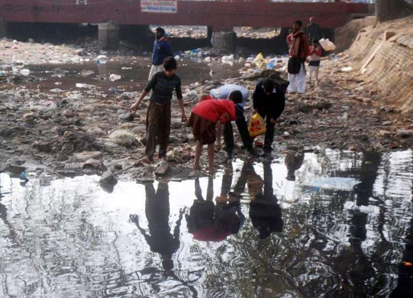 لاہور: بھل صفائی کے لیے بند کی گئی مغل پورہ نہر میں کھڑے گندے ..