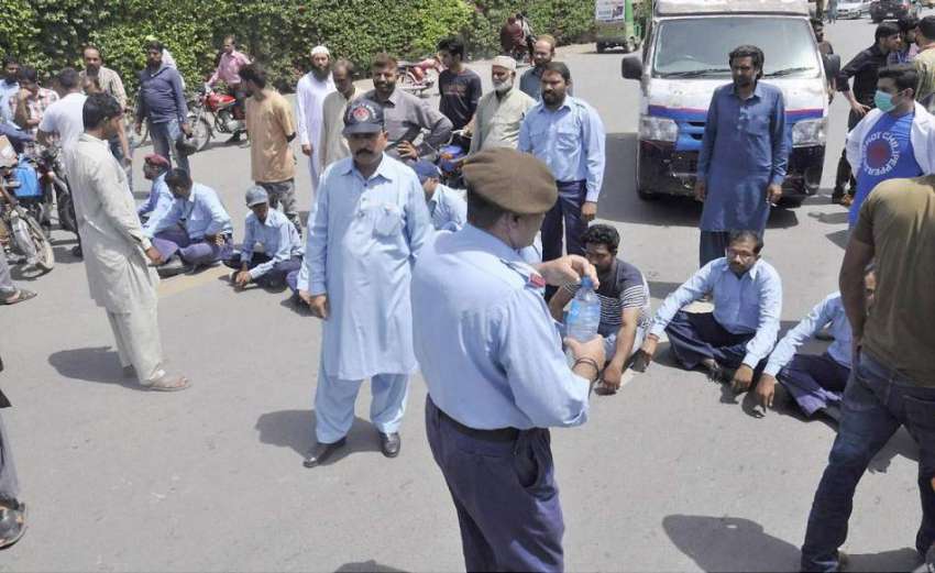 لاہور: سروسز ہسپتال کے گارڈ نے احتجاج کے دوران جیل روڈ کو ..