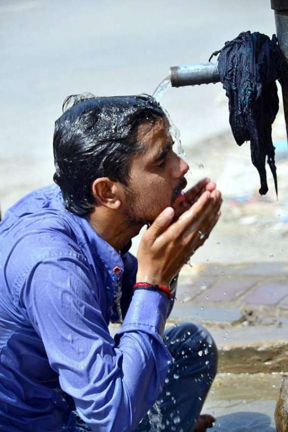 حیدر آباد: نوجوان گرمی کی شدت کم کرنے کے لیے ہینڈ پمپ کے نیچے ..