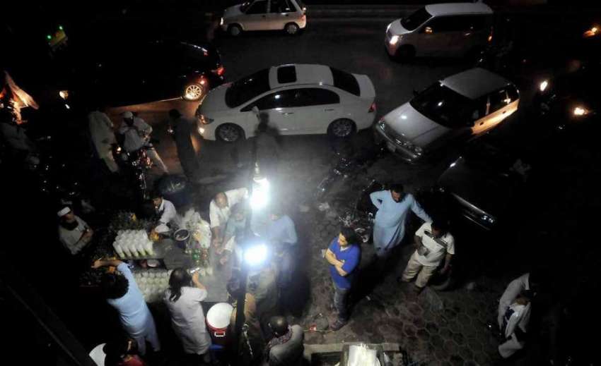 راولپنڈی: شہری رات گئے مری روڈ سے سوڈا پی رہے ہیں۔