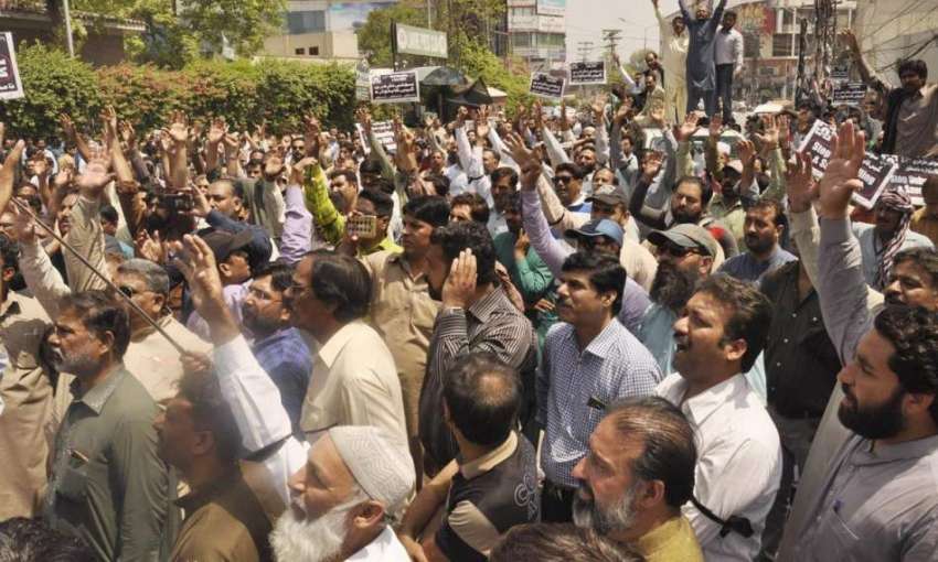 لاہور: سوئی گیس ایمپلائز یونین کے اراکین اپنے مطالبات کے ..