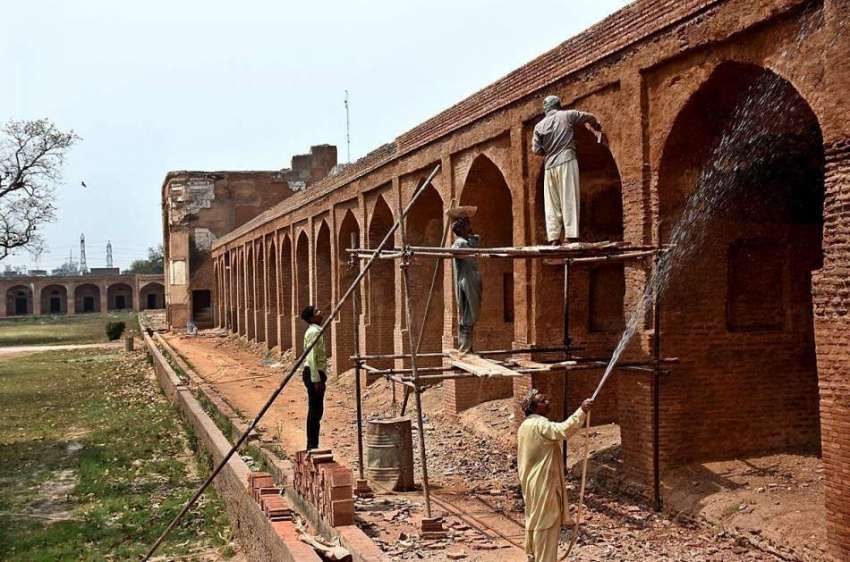 لاہور: مزدور جہانگیر کے مقبرہ کی تعمیر نوع کے کام میں مصروف ..