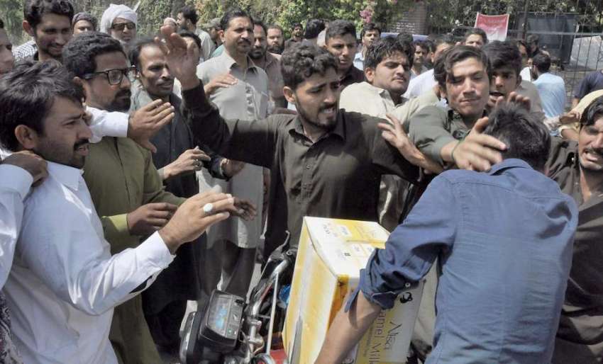 لاہور: ہوٹل اور تندور مالکان کے احتجاج میں راستے مانگنے ..