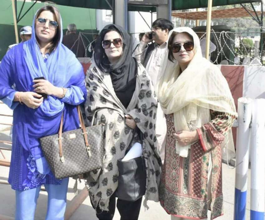 لاہور: پنجاب اسمبلی کے احاطہ میں شرکت کے لیے آنے والی خواتین ..
