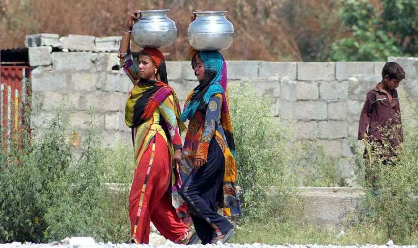 راولپنڈی: خانہ بدوش خواتین پینے کا پانی بھرکر لیجا رہی ہے۔