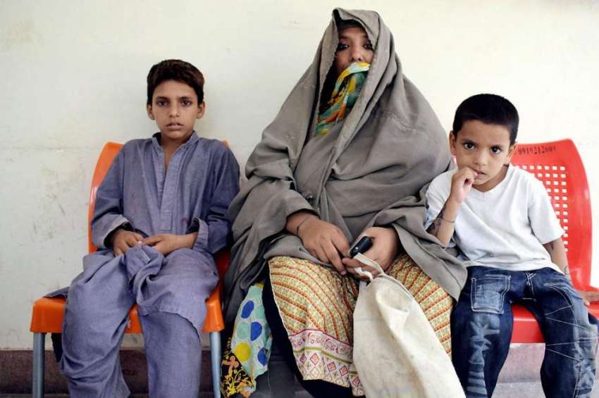 پشاور: سیٹھی ٹاؤن حسین چوک کی رہائشی بیوہ خاتون اپنے بچوں ..