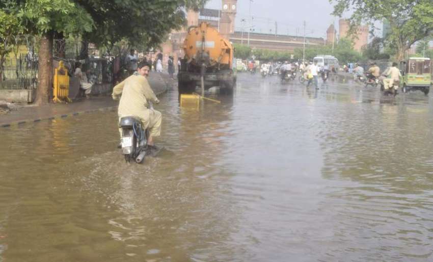 لاہور: ریلوے اسٹیشن کے سامنے بارش کا پانی جمع ہے۔
