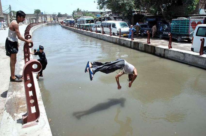 پشاور: نوجوان خطرناک انداز سے نہر میں جمپ لگا رہا ہے جو کسی ..