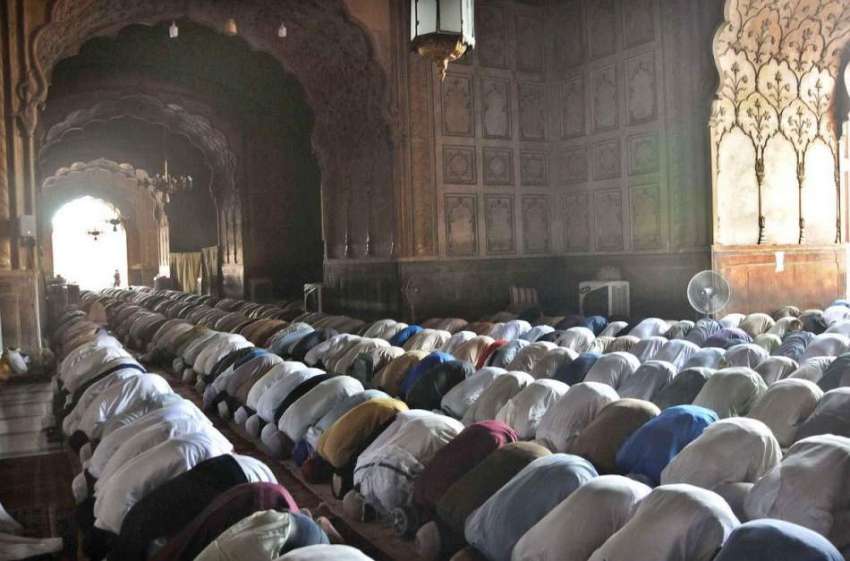 لاہور: روزہ دار رمضان المبارک کے چوتھے جمعتہ المبارک کی ..