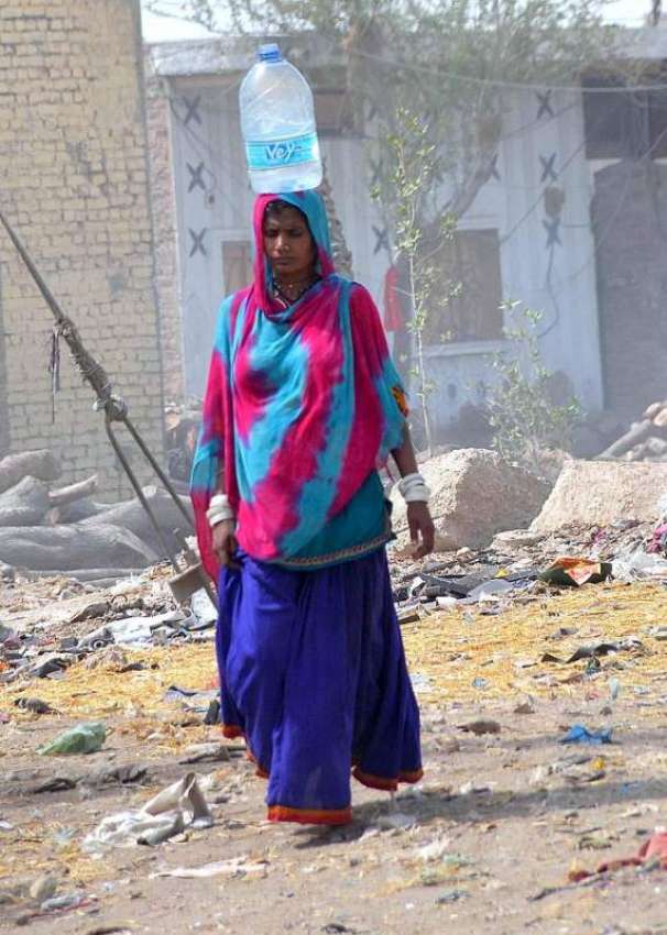 حیدر آباد: خانہ بدوش خاتون پینے کے لیے بوتل میں پانی بھر ..