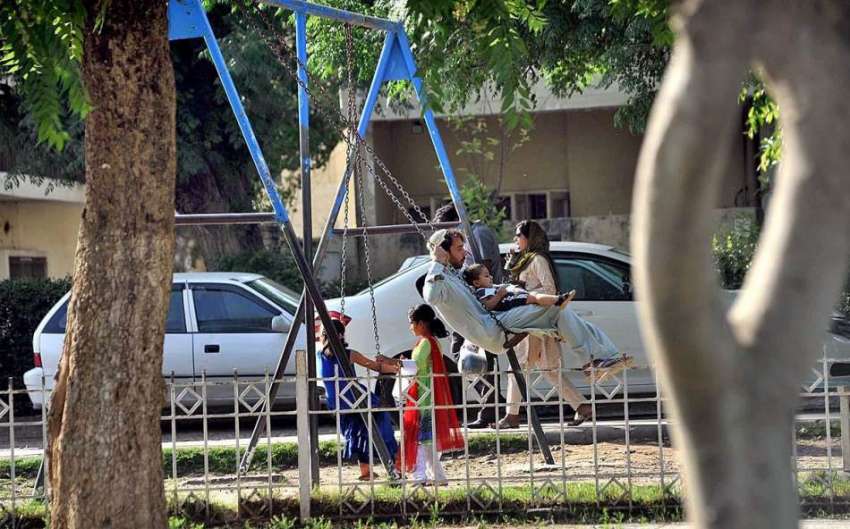 اسلام آباد: بچے مقامی پارک میں جھولوں سے لطف اندوز ہو رہے ..