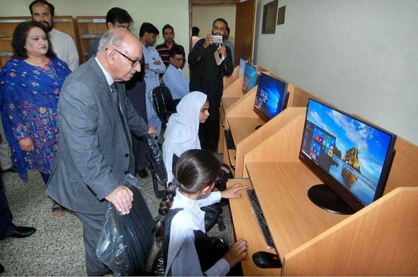 اسلام آباد: وزیر اعظم کے مشیر عرفان صدیقی نیشنل لائبریری ..