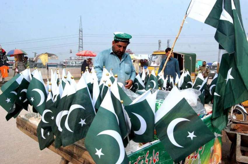 اسلام آباد:دکاندار جشن یوم آزادی کی آمد کے حوالے سے قومی ..