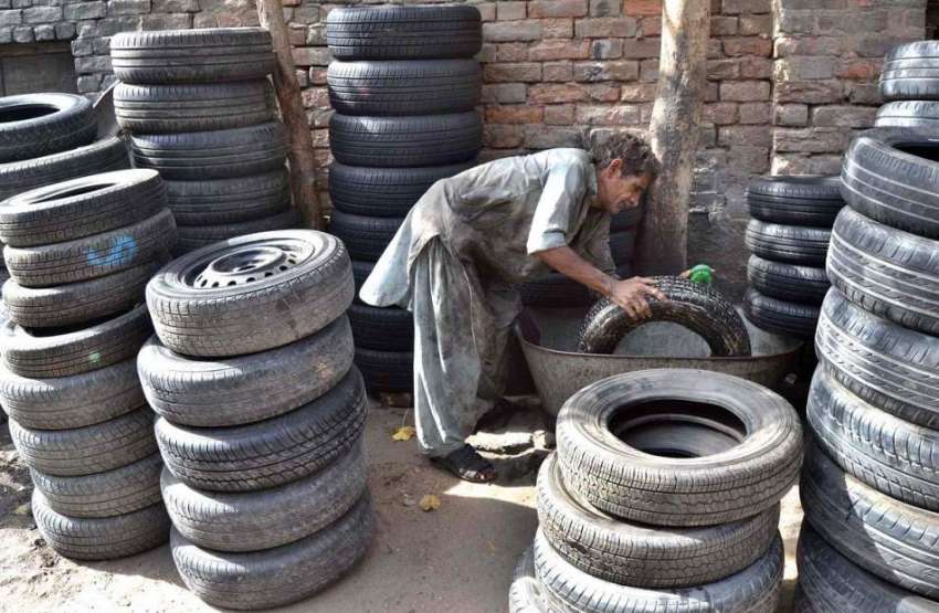 حیدر آباد: محنت کش استعمال شدہ ٹائر کو فروخت کے لیے دھو رہا ..