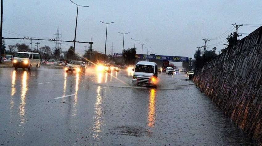 اسلام آباد: وفاقی دارالحکومت میں دوران بارش ٹریفک رواں دواں ..